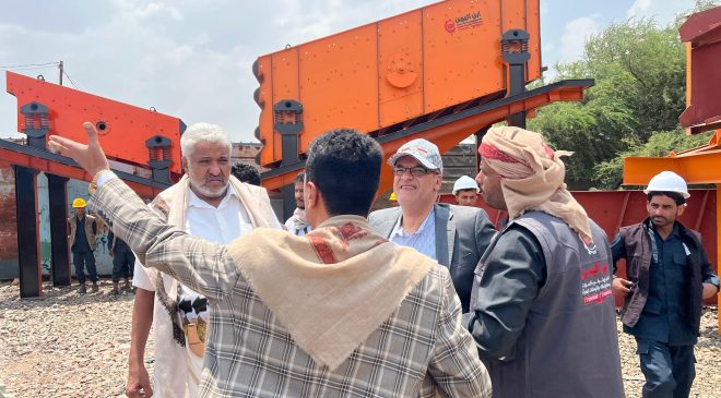 وزيرا الاقتصاد والنقل يزوران مصنع إنتاج الكسارات وخطوط إنتاج الخرسانة