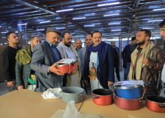 الأستاذ علي محمد الهادي يطلع على المنتجات الجديدة لمصنع العودي للتناوير والأدوات المنزلية