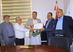 الغرفة التجارية الصناعية بأمانة العاصمة تكرّم مبتكرًا يمنيًا لتطوير بدائل صديقة للبيئة لمقابض الجنابي